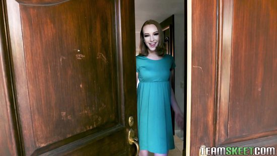 Любовник подкатил свои яйца к рыжеволосой подружке в ванне