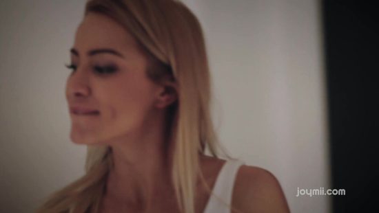 Оральные ласки и нежный секс молодых супругов в спальне