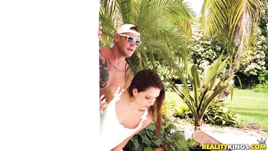 Мачеха застала свою падчерицу за минетом у бассейна и наказала ее чувственными оральными ласками