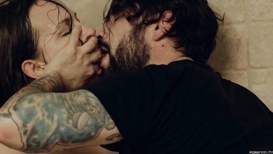 Полная брюнетка любит куннилингус в исполнении ее похотливого мужа