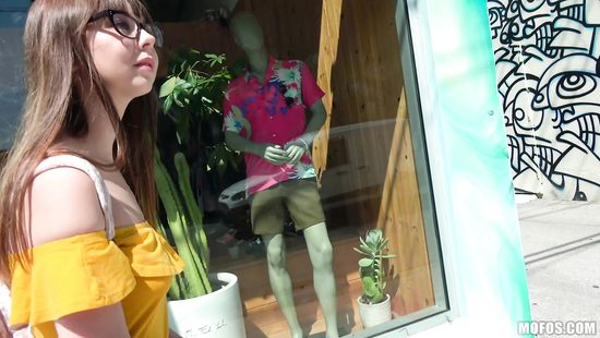 Парень развел красивую девушку на дикий секс в гараже