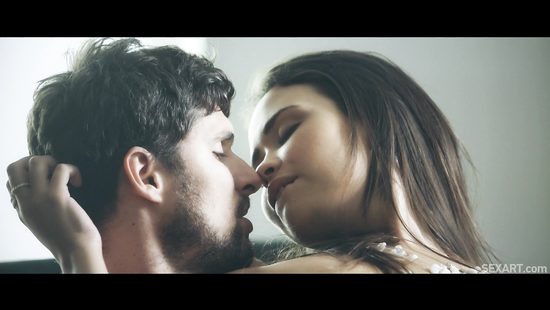 Парень любит полизать сочную пилотку своей подружки