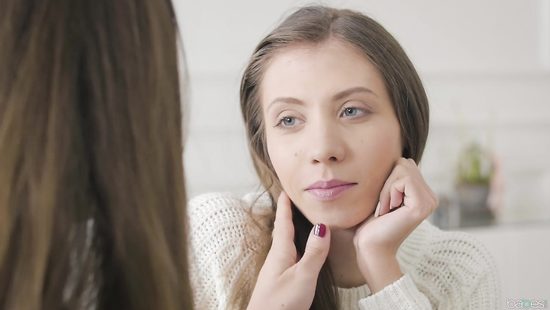 Страстный секс грудастой мачехи и молодой парочки во время завтрака