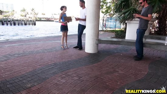 Жадная похотливая самочка отдалась чуваку за деньги прямо на улице