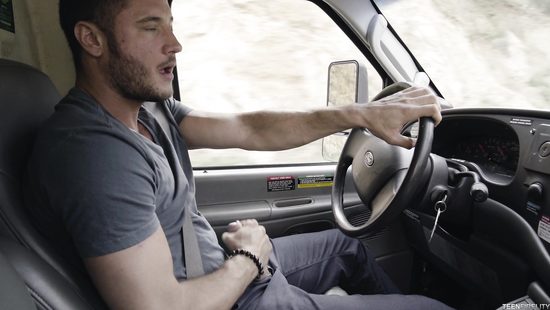 Ненасытная блондинка намекнула водителю трахнуть ее прямо в машине