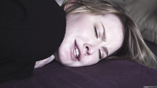 Ненасытная блондинка намекнула водителю трахнуть ее прямо в машине