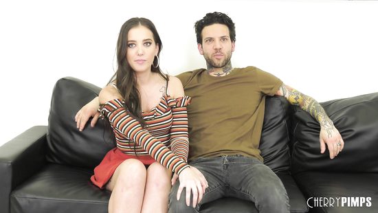 На кастинге брюнетка крупным планом показала письку и отдалась агенту