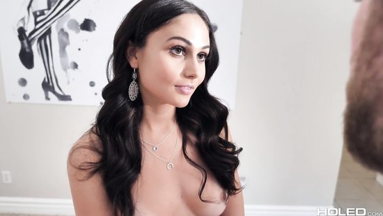 Фотограф предпочитает трахать моделей только в очко, чтоб избежать последствий