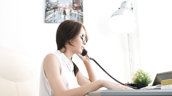 Друзья не дали подружке поработать дома и поимели худышку в два смычка