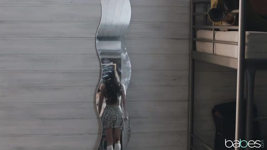 Нескромная студентка поймала подглядывающего пацана и дала полизать письку