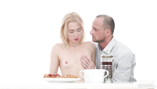 Развел на секс наивную блондинку и вдул ей на кухне в узкое очко