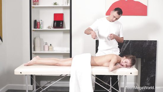 Массаж хрупкой клиентки плавно перерос в жаркое соитие на кушетке
