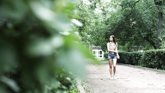 Сперма вытекает из пилотки стройной брюнетки после траха с пикапером