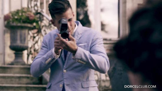 Богатая аристократка снялась на камеру и соблазнила оператора в своем замке