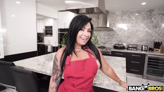 Зрелая домохозяйка с большой жопой получила чёрный член в свое очко