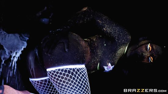 Темпераментный клиент в ВИП комнате отодрал в попу стройную стриптизершу