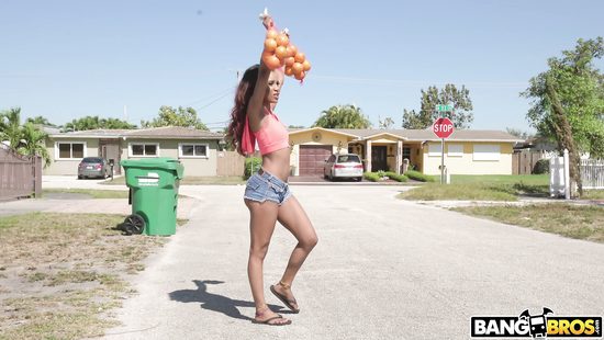 Соблазнил продавщицу апельсинов толстым членом и дал ей в рот в машине