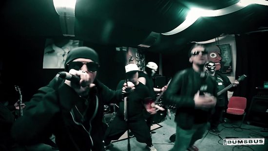 Рок музыкант по дороге на гастроли трахает в бусике фигуристую брюнетку