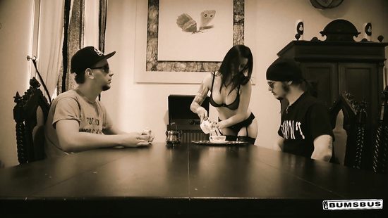 Рок музыкант по дороге на гастроли трахает в бусике фигуристую брюнетку