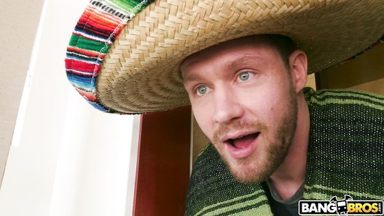 Мексиканец в сомбреро насадил на член белокурую американку