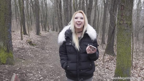 Встретил в лесу заплутавшую блондинку и привел домой потрахаться