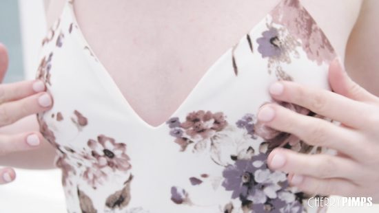 Рыженькая красотка спокойно обходится без мужика и мастурбирует киску