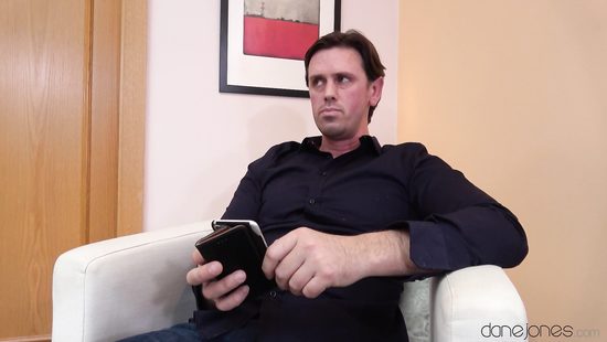 Нетерпеливая подружка забрала у милого смартфон и присосалась к члену