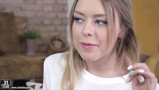 Аппетитная блондинка тащится от двойного проникновения