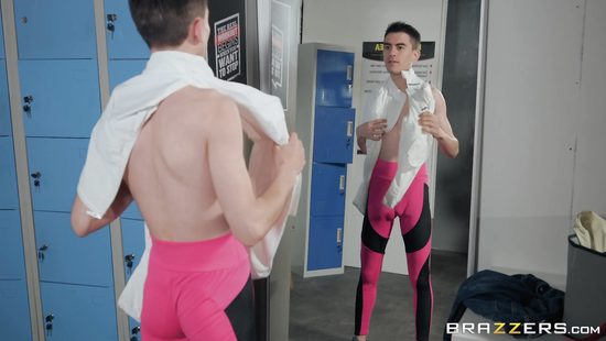 Худой паренёк толстым членом трахнул зрелую инструкторшу по фитнесу