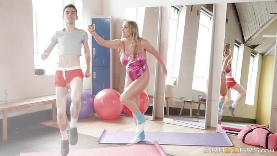 Худой паренёк толстым членом трахнул зрелую инструкторшу по фитнесу