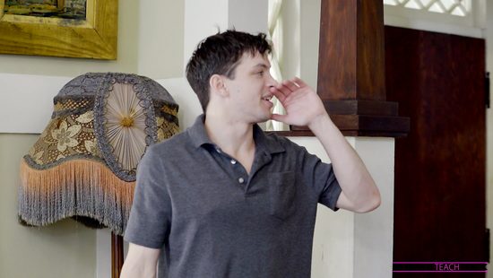 Мастер массажист трахнул зрелую клиентку и её молодую дочку на кушетке