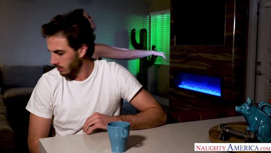 Рыжая девчонка разделась перед другом, не подумав что её могут трахнуть