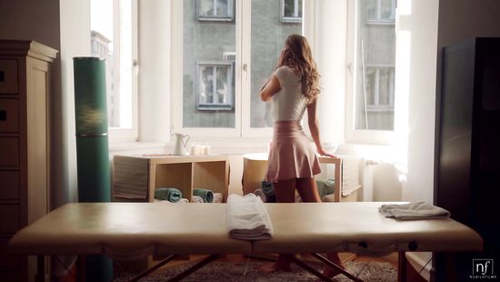 Мускулистый массажист не удержался и поднес к лицу клиентки член