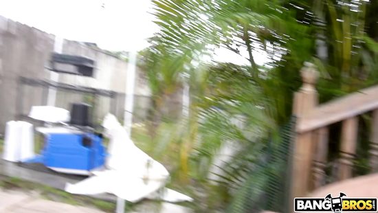 Любительница публичного секса шпилится с приятелем в самых разных местах