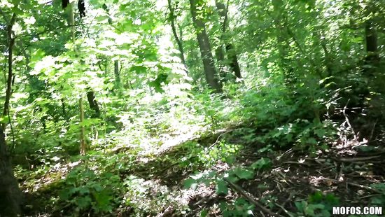 Снял миниатюрную блондинку в густом лесу и поимел за деньги под деревом