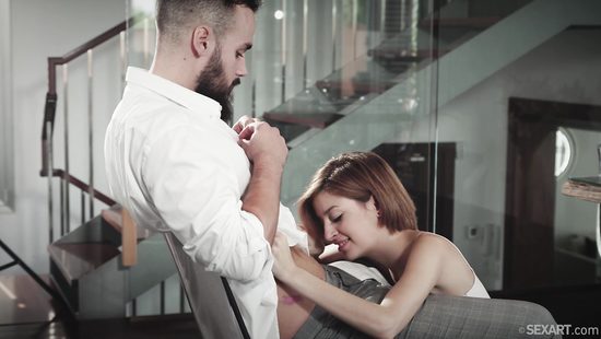 После ужина бородач прямо на столе поимел гостеприимную хозяйку