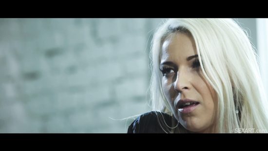 Роскошная супруга удивила мужа красивым бельём на сексуальном теле