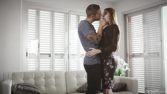 Нежный секс носатой красотки и татуированного бойфренда