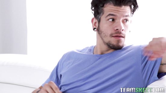 Сосед по тихому трахнул латинку за спиной сидящего за компом её отца