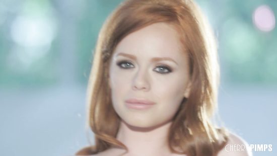 Рыженькая куколка в чулочках играет пальчиками со своей киской