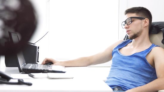 Небритый бойфренд прямо на кухне отодрал миниатюрную подружку в задницу