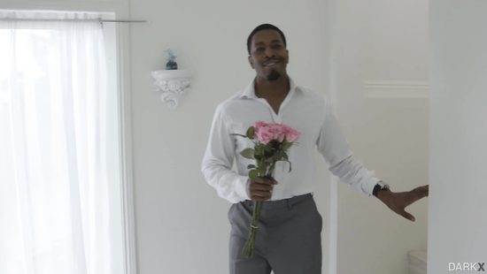 За букет прекрасных роз белая сучка подставила негру анальную дырку