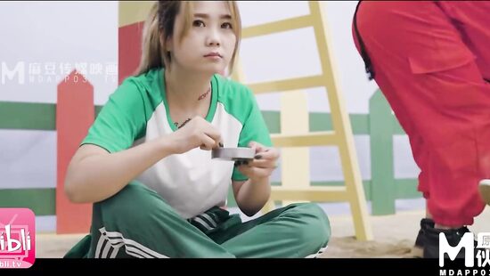 Игра в кальмара: испытание с печеньками - порно пародия