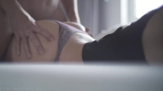 Проснуться не успела, а сперма летит на сиськи мимо вагины