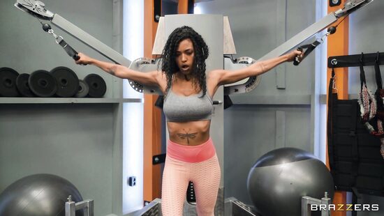 У фитоняшек хватит дырок усмирить спортика