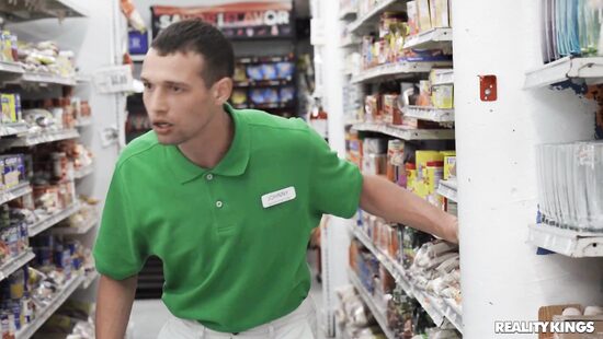 Пришла за колбаской, ушла со спермой на лице