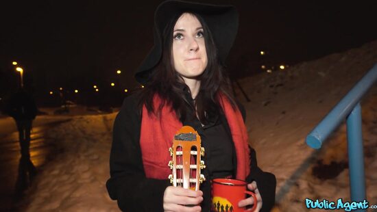 Милая полячка готова заработать попкой