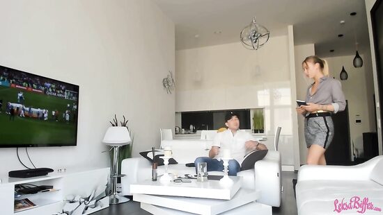 Официантка, умеющая высасывать чаевые