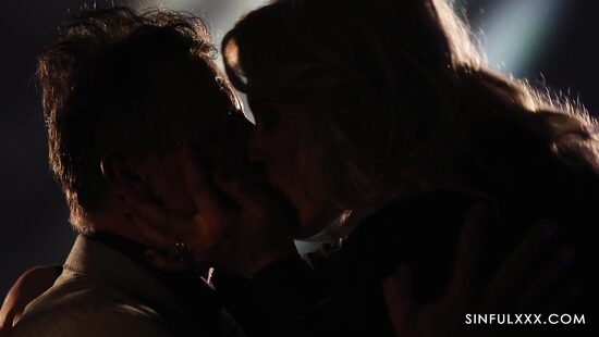 Не зря осталась после работы на разговор