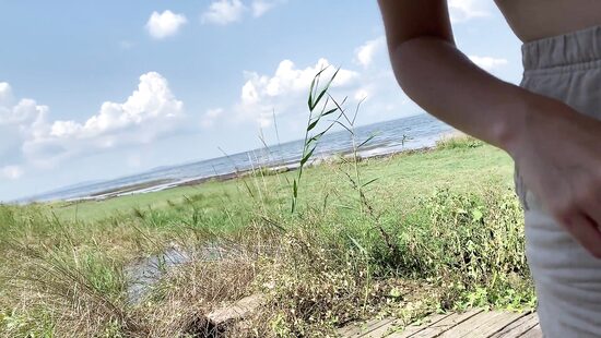 Хорошо в деревне летом, девки радуют минетом